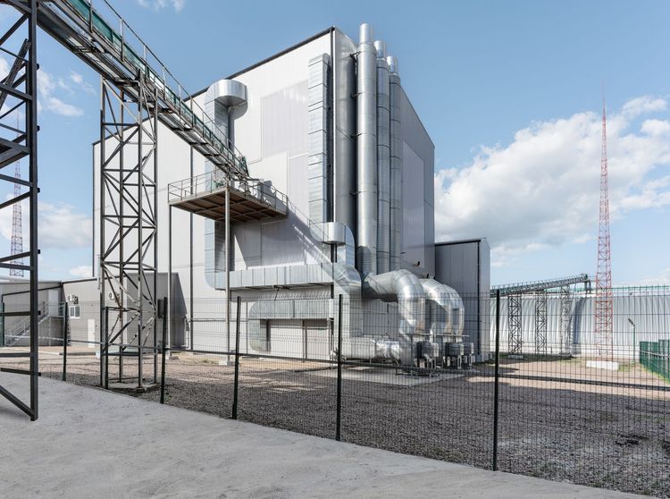 Виробничий корпус із зовнішніми повітроводами та транспортерною галереєю